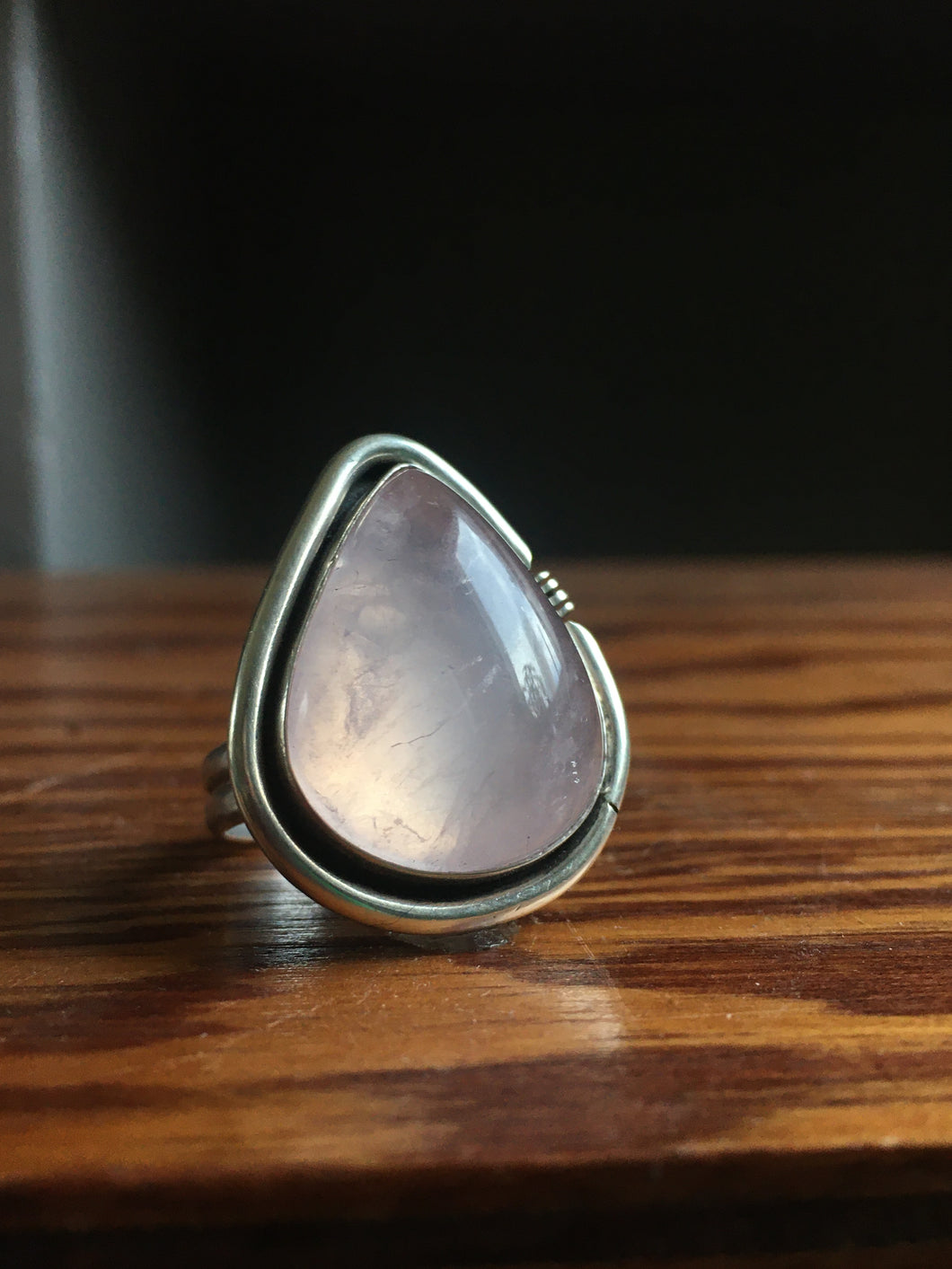 Pear shaped rose quartz ring with notches - size 10