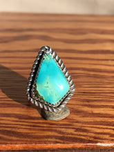 Load image into Gallery viewer, Kite shaped Hubei turquoise ring - size 6