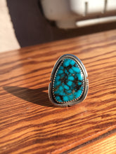 Load image into Gallery viewer, Black matrix Kingman turquoise ring - size 9