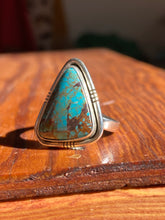 Load image into Gallery viewer, Kingman Turquoise Ring with Decorative Notches—size 6.5